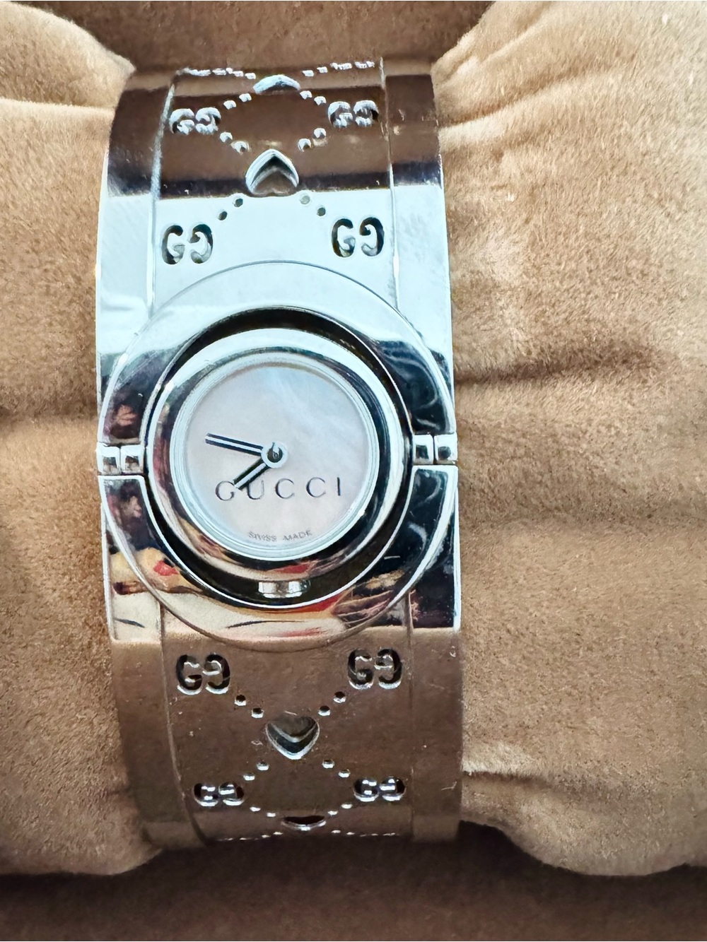 Gucci Twirl Heart Bangle SS Mother of pearl Reversible dial 16mm Watch - Picture 2 of 6